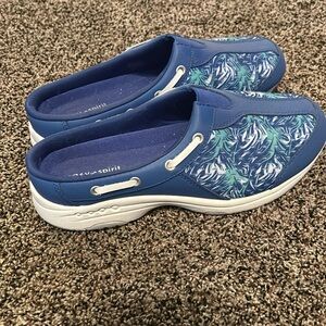 NWOT Easy Spirit slip on shoes